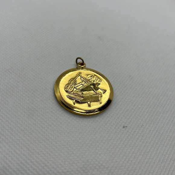MUSICAL INSTRUMENT PENDANT CHARM GOLD TONE, PIANO, VIOLIN, SAXOPHONE, NOTES - Picture 3 of 8